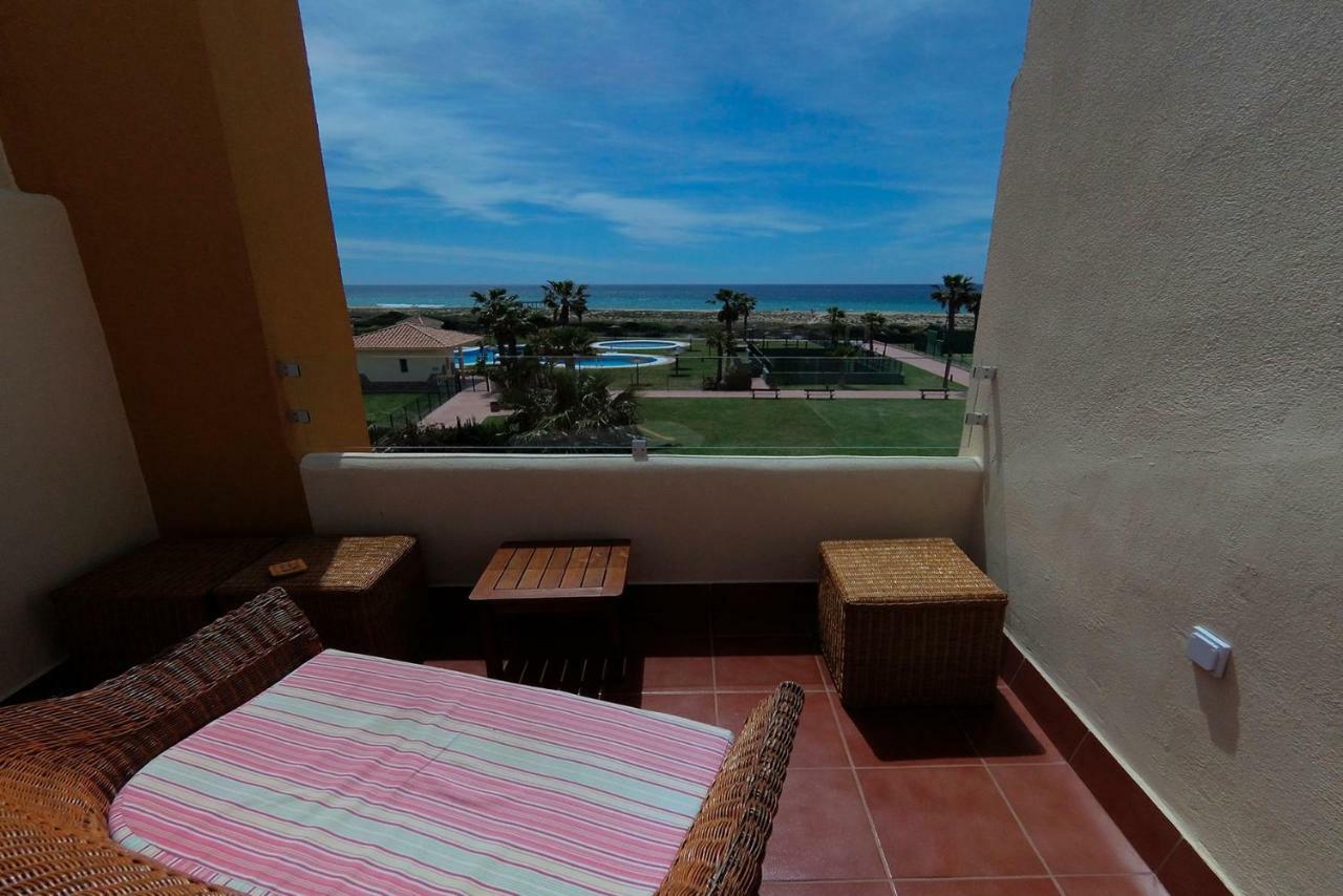 Casa En Primera Linea De Playa Захара де лос Атунес Екстериор снимка